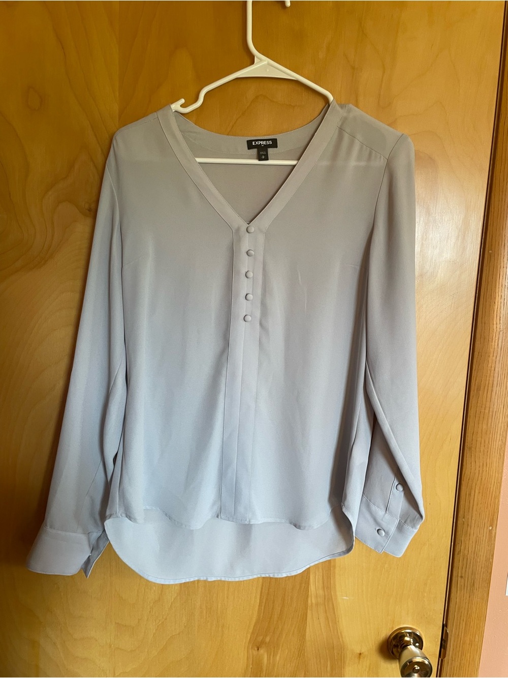🦋3 for $10🦋 Express Women's Light Gray V-Neck Button-Front Blouse